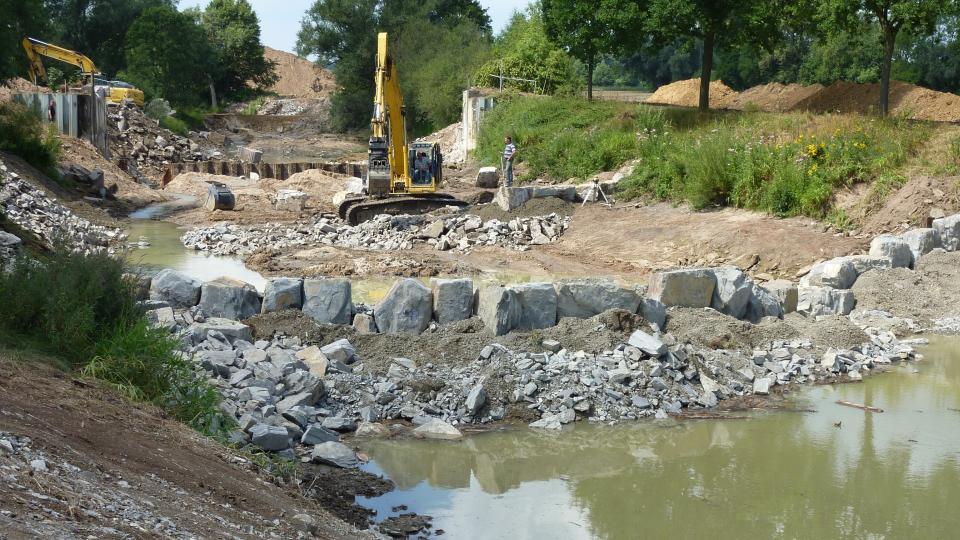 Blick auf eine Baustelle im Flußlauf