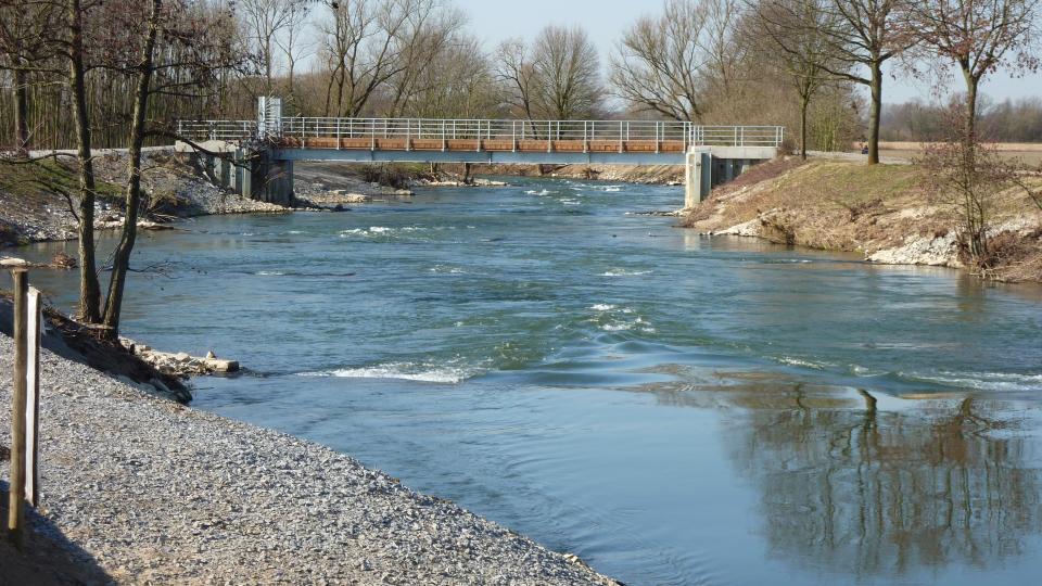 Blick vom Ufer auf den Flußlauf