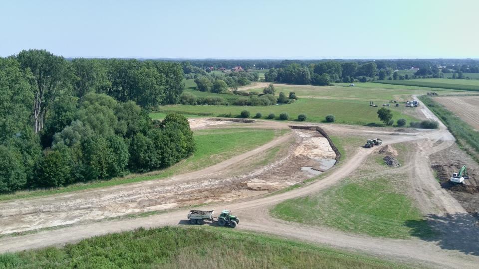 Luftaufnahme der Baustelle am Flussufer