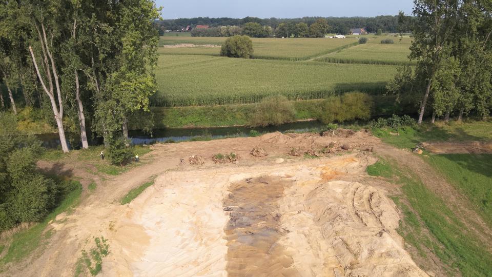 Blick auf die Baustelle am Flussufer