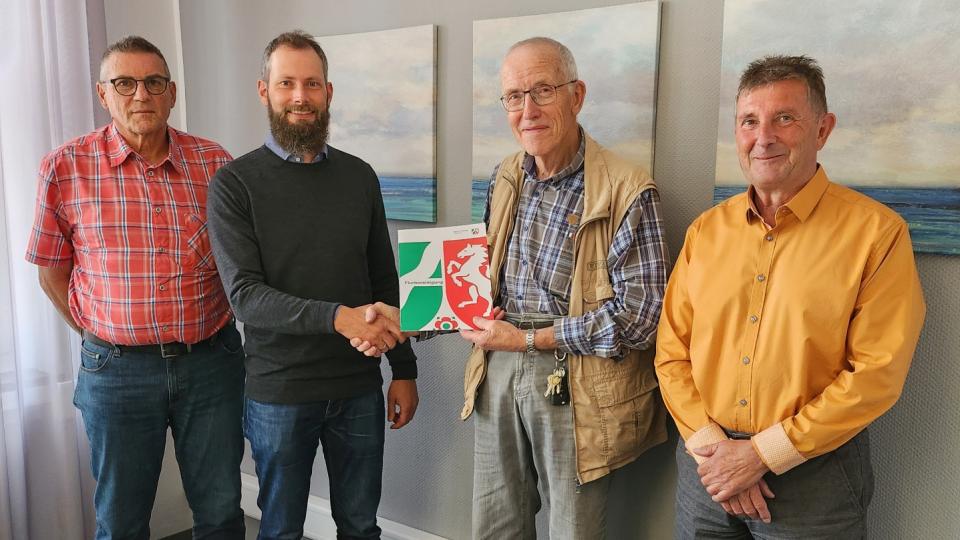 Übergabe der Schlussfeststellung an Raimund Stricker (2.v.r.), durch Achim Hoffmann (l.), Markus Knebel und Andreas Niklas (r.)