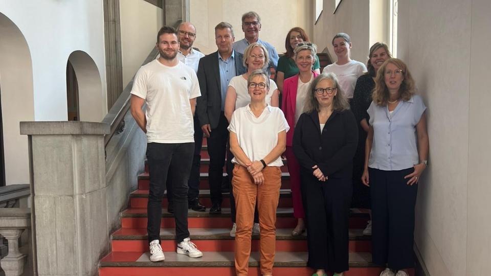 Gruppenbild auf einem Treppenaufgang