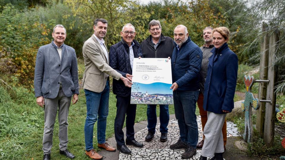 Gruppenbild der Übergabe der Urkunde