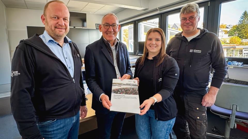 Gruppenbild der Übergabe der Urkunde