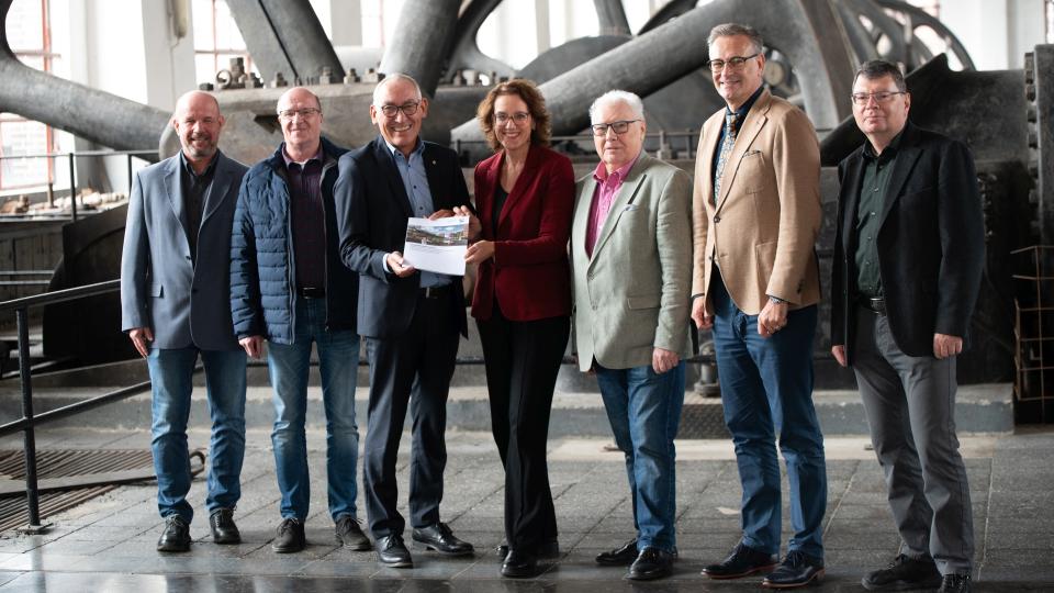 Gruppenbild der Bescheidübergabe