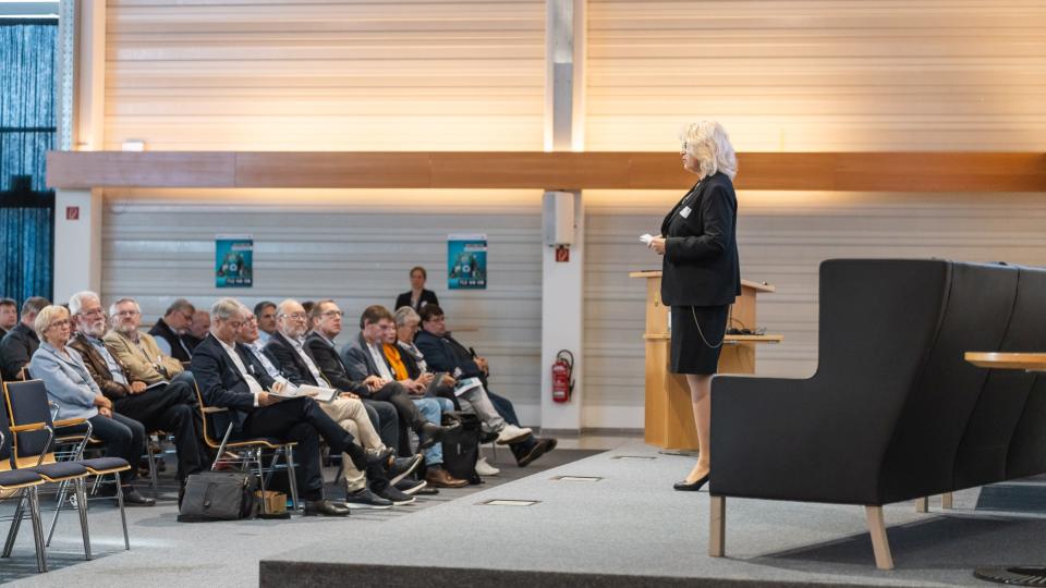 Blick über die Bühne ins Publikum