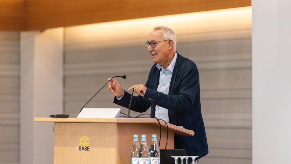 Der Regierungspräsident am Rednerpult