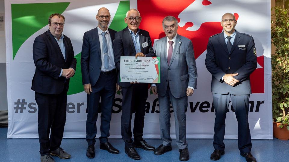 Regierungspräsident Heinrich Böckelühr (Mitte) und Abteilungsleiter Dr. Andreas Hohlfeld (2. v. l.) waren zum Auftakt der Initiative vor Ort.