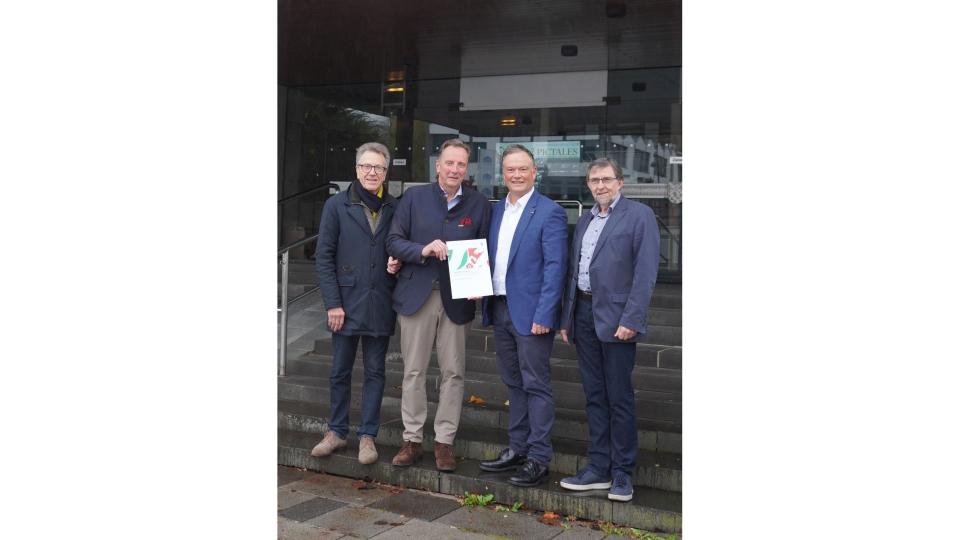 Thomas Sommer, Bezirksregierung Arnsberg (2.v.l.), übergibt den Zuwendungsbescheid an Bürgermeister von Meinerzhagen Jan Nesselrath (2.v.r.) im Beisein von Friedrich Rothaar, Fachbereichsleiter Stadtentwicklung (r.) sowie Hans-Joachim Hamerla, Büro ASS