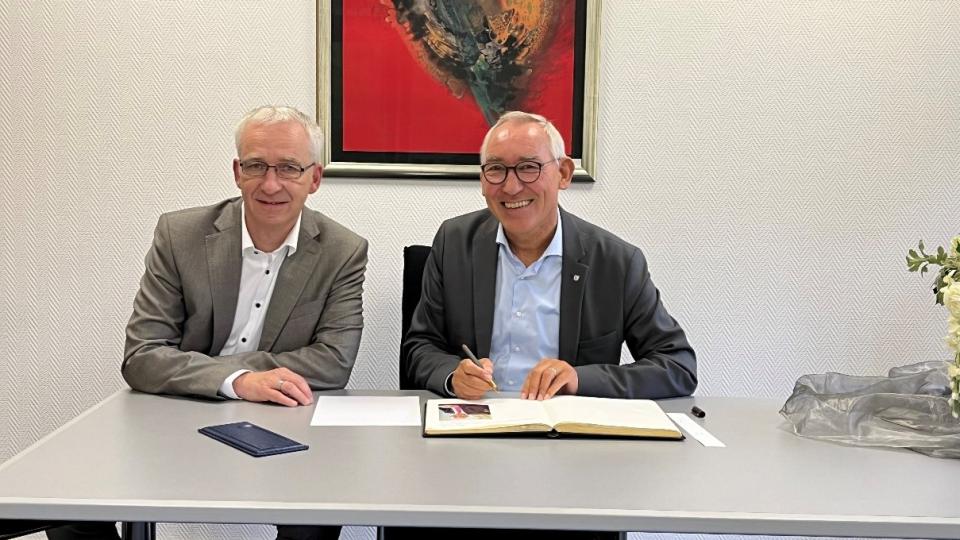 Zwei Personen an einem Schreibtisch