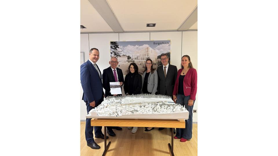 Von links nach rechts abgebildet sind Peter Weber (Bürgermeister Stadt Olpe), Heinrich Böckelühr (Regierungspräsident), Claudia Vielhaber (Bezirksregierung Arnsberg), Judith Feldner (Technische Beigeordnete Stadt Olpe), Thomas Bär (Kämmerer Stadt Olpe) und Anni Rath (Stabsstelle Fördermanagement Stadt Olpe).