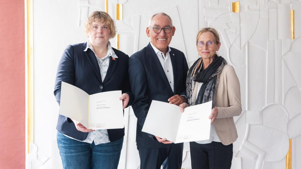 Gruppenbild der Urkundsübergabe