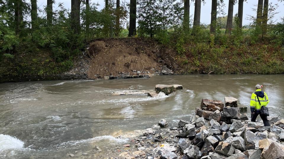 Die Reste des Wehrs im Fluss