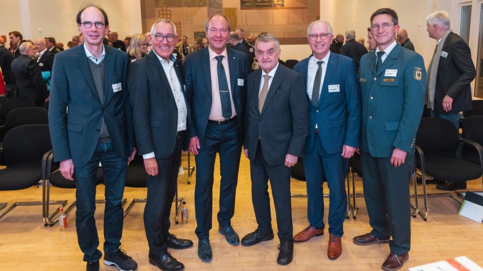 Gruppenbild im Sitzungssaal der Bezirksregierung Arnsberg
