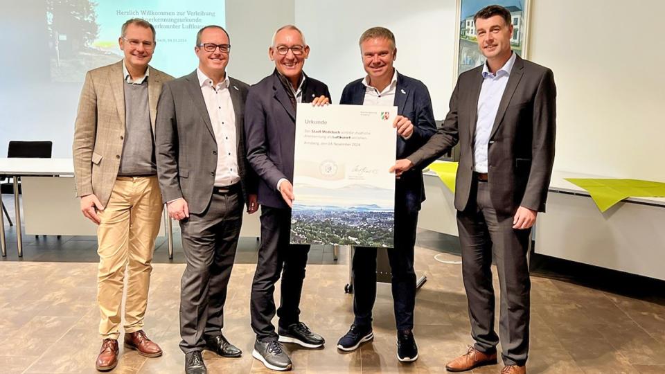 Ronald Claaßen (v.l.n.r.), Geschäftsführer NRW-Heilbäderverband, Michael Aufmhof, Geschäftsführer Touristik-Gesellschaft Medebach mbH, Regierungspräsident Heinrich Böckelühr, Thomas Grosche, Bürgermeister der Stadt Medebach und Malte Dahlhoff, Vorsitzender der Bewertungskommission und Bürgermeister von Bad Sassendorf.