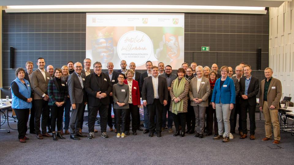 Die Delegationen der Bezirksregierungen Arnsberg und Detmold sowie des Regierungspräsidiums Kassel bei ihrer Arbeitstagung im Lippstädter Landesbehördenhaus.