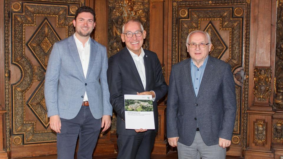 Regierungspräsident Heinrich Böckelühr (Mitte) hat sich am Montag, 18. November 2024, mit Stiftungsdirektor Bernd Schmidt-Nagel (links) und Gustav Fahnenbrauck (rechts) als Generalbevollmächtigten der Stiftung zur Übergabe der Genehmigung der Satzungsänderung getroffen.