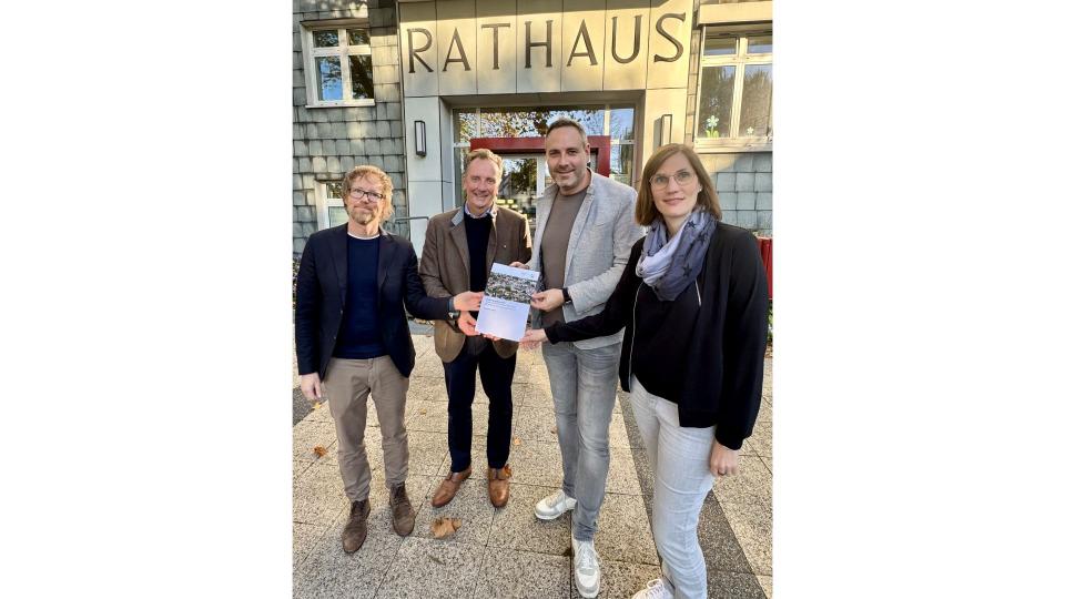 Lars Ohlig (Fachbereichsleiter III, Stadt Werl), Abteilungsleiter Thomas Sommer (Bezirksregierung Arnsberg), Werls Bürgermeister Torben Höbrink und Anja Stakemeier (Fördermittelkoordinatorin, Stadt Werl)