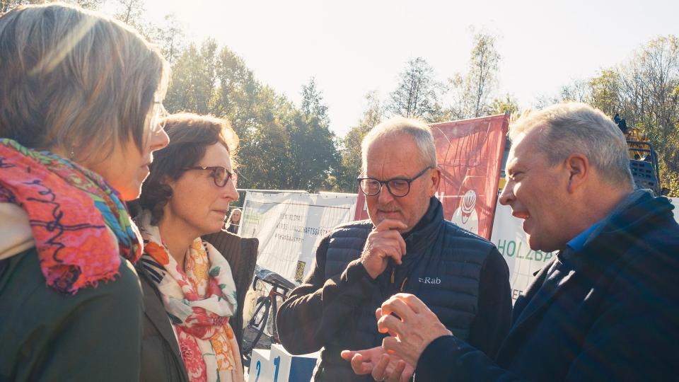 Im Rahmen des CycloCross-Rennens in Lünen trafen sich am 3. November 2024 Bürgermeister der Stadt Lünen Jürgen Kleine-Frauns, Reinhold Bauhus vom BikeCampus Westfalen e.V. sowie Andrea Stein und Michèle Kwiatkowski von der EU-Geschäftsstelle Wirtschaft und Berufsbildung der Bezirksregierung Arnsberg, um über das internationale Vorhaben „Berufe rund ums Rad“ zu sprechen.