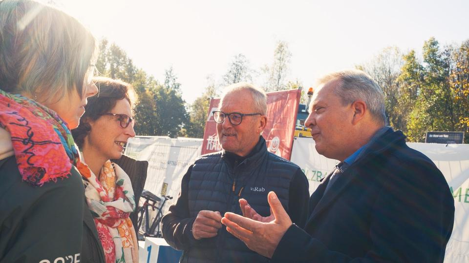 Im Rahmen des CycloCross-Rennens in Lünen trafen sich am 3. November 2024 Bürgermeister der Stadt Lünen Jürgen Kleine-Frauns, Reinhold Bauhus vom BikeCampus Westfalen e.V. sowie Andrea Stein und Michèle Kwiatkowski von der EU-Geschäftsstelle Wirtschaft und Berufsbildung der Bezirksregierung Arnsberg, um über das internationale Vorhaben „Berufe rund ums Rad“ zu sprechen.