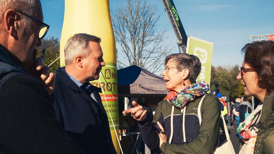 Im Rahmen des CycloCross-Rennens in Lünen trafen sich am 3. November 2024 Bürgermeister der Stadt Lünen Jürgen Kleine-Frauns, Reinhold Bauhus vom BikeCampus Westfalen e.V. sowie Andrea Stein und Michèle Kwiatkowski von der EU-Geschäftsstelle Wirtschaft und Berufsbildung der Bezirksregierung Arnsberg, um über das internationale Vorhaben „Berufe rund ums Rad“ zu sprechen.