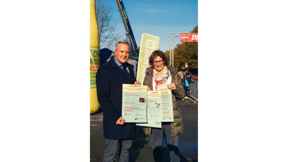 Im Rahmen des CycloCross-Rennens in Lünen trafen sich am 3. November 2024 Bürgermeister der Stadt Lünen Jürgen Kleine-Frauns, Reinhold Bauhus vom BikeCampus Westfalen e.V. sowie Andrea Stein und Michèle Kwiatkowski von der EU-Geschäftsstelle Wirtschaft und Berufsbildung der Bezirksregierung Arnsberg, um über das internationale Vorhaben „Berufe rund ums Rad“ zu sprechen.