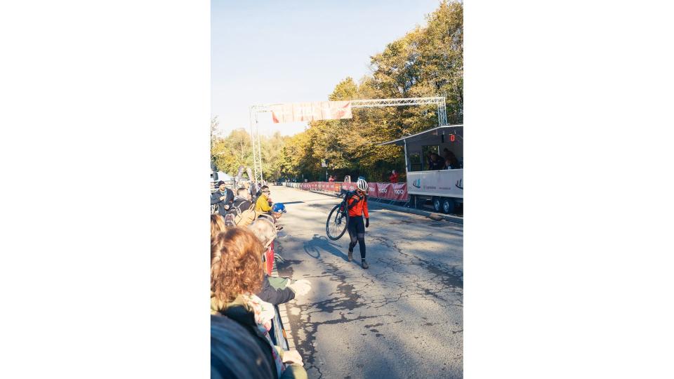 Im Rahmen des CycloCross-Rennens in Lünen trafen sich am 3. November 2024 Bürgermeister der Stadt Lünen Jürgen Kleine-Frauns, Reinhold Bauhus vom BikeCampus Westfalen e.V. sowie Andrea Stein und Michèle Kwiatkowski von der EU-Geschäftsstelle Wirtschaft und Berufsbildung der Bezirksregierung Arnsberg, um über das internationale Vorhaben „Berufe rund ums Rad“ zu sprechen.