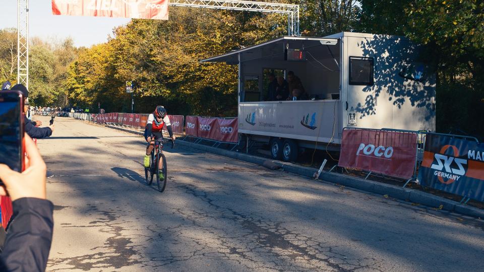 Im Rahmen des CycloCross-Rennens in Lünen trafen sich am 3. November 2024 Bürgermeister der Stadt Lünen Jürgen Kleine-Frauns, Reinhold Bauhus vom BikeCampus Westfalen e.V. sowie Andrea Stein und Michèle Kwiatkowski von der EU-Geschäftsstelle Wirtschaft und Berufsbildung der Bezirksregierung Arnsberg, um über das internationale Vorhaben „Berufe rund ums Rad“ zu sprechen.