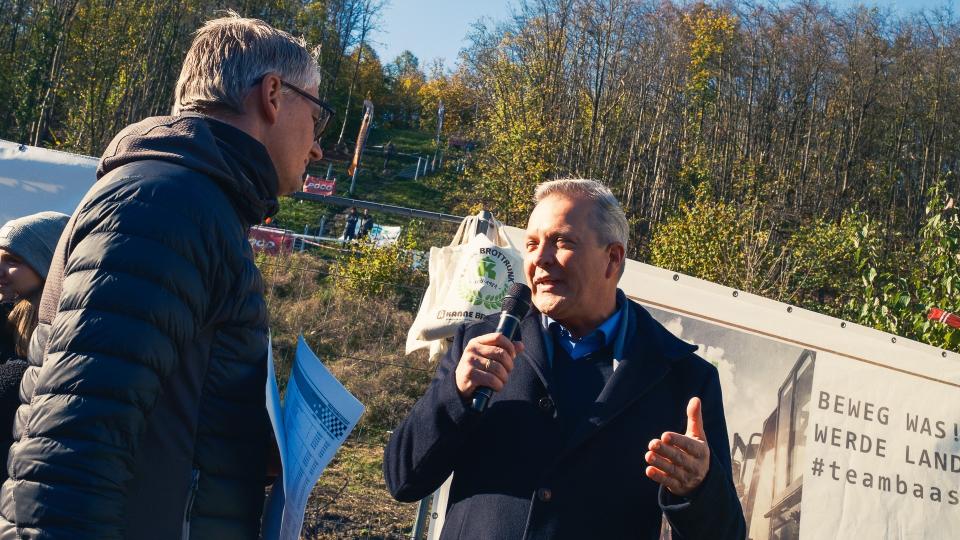 Im Rahmen des CycloCross-Rennens in Lünen trafen sich am 3. November 2024 Bürgermeister der Stadt Lünen Jürgen Kleine-Frauns, Reinhold Bauhus vom BikeCampus Westfalen e.V. sowie Andrea Stein und Michèle Kwiatkowski von der EU-Geschäftsstelle Wirtschaft und Berufsbildung der Bezirksregierung Arnsberg, um über das internationale Vorhaben „Berufe rund ums Rad“ zu sprechen.