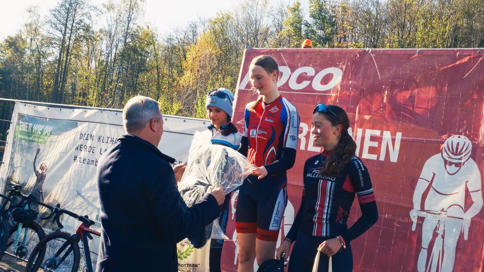 Im Rahmen des CycloCross-Rennens in Lünen trafen sich am 3. November 2024 Bürgermeister der Stadt Lünen Jürgen Kleine-Frauns, Reinhold Bauhus vom BikeCampus Westfalen e.V. sowie Andrea Stein und Michèle Kwiatkowski von der EU-Geschäftsstelle Wirtschaft und Berufsbildung der Bezirksregierung Arnsberg, um über das internationale Vorhaben „Berufe rund ums Rad“ zu sprechen.