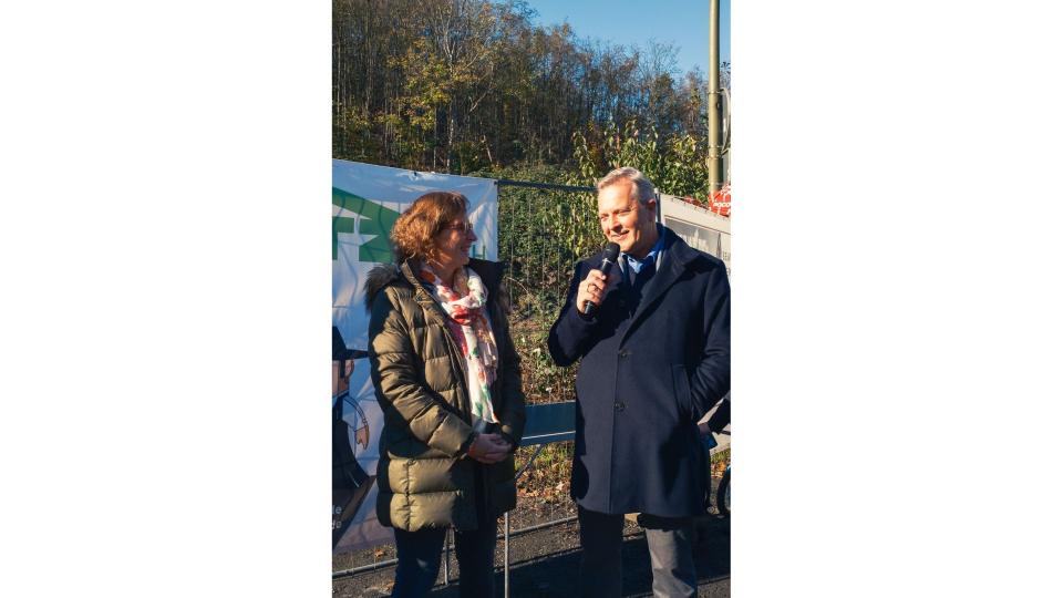 Im Rahmen des CycloCross-Rennens in Lünen trafen sich am 3. November 2024 Bürgermeister der Stadt Lünen Jürgen Kleine-Frauns, Reinhold Bauhus vom BikeCampus Westfalen e.V. sowie Andrea Stein und Michèle Kwiatkowski von der EU-Geschäftsstelle Wirtschaft und Berufsbildung der Bezirksregierung Arnsberg, um über das internationale Vorhaben „Berufe rund ums Rad“ zu sprechen.