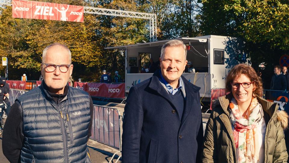 Im Rahmen des CycloCross-Rennens in Lünen trafen sich am 3. November 2024 Bürgermeister der Stadt Lünen Jürgen Kleine-Frauns, Reinhold Bauhus vom BikeCampus Westfalen e.V. sowie Andrea Stein und Michèle Kwiatkowski von der EU-Geschäftsstelle Wirtschaft und Berufsbildung der Bezirksregierung Arnsberg, um über das internationale Vorhaben „Berufe rund ums Rad“ zu sprechen.