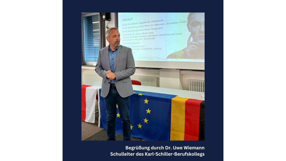 Abgebildet ist Herr Dr. Uwe Wiemann, Schulleiter des Karl-Schiller-Berufskollegs.