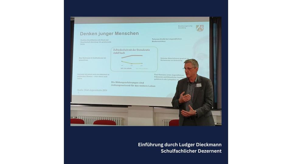 Abgebildet ist Herr Ludger Dieckmann, schulfachlicher Dezernent der Bezirksregierung Arnsberg.