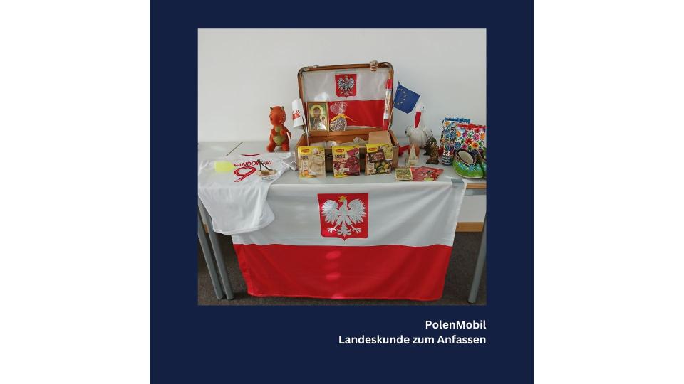 Abgebildet ist ein Tisch, auf dem unter anderem eine polnische Flagge und polnische Lebensmittel zu sehen sind. 