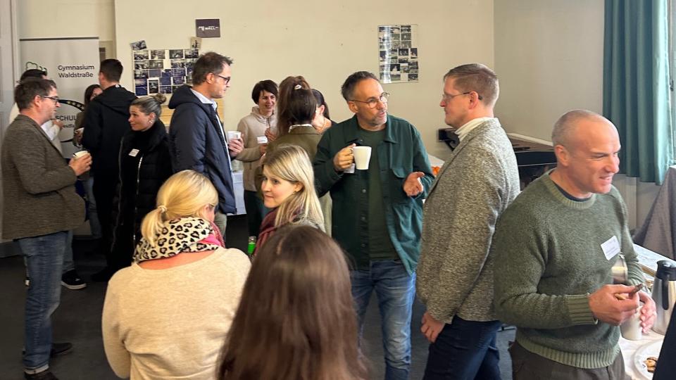 Am 13. November 2024 versammelten sich Lehrkräfte, Schulleitungen, Bildungsexperten und Partner aus ganz Europa im Gymnasium Waldstraße in Hattingen, um im Rahmen des EFFORT-A Netzwerktreffens über zentrale Fragen der internationalen Schulentwicklung zu diskutieren.