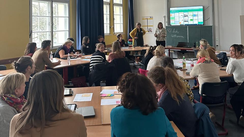 Am 13. November 2024 versammelten sich Lehrkräfte, Schulleitungen, Bildungsexperten und Partner aus ganz Europa im Gymnasium Waldstraße in Hattingen, um im Rahmen des EFFORT-A Netzwerktreffens über zentrale Fragen der internationalen Schulentwicklung zu diskutieren.
