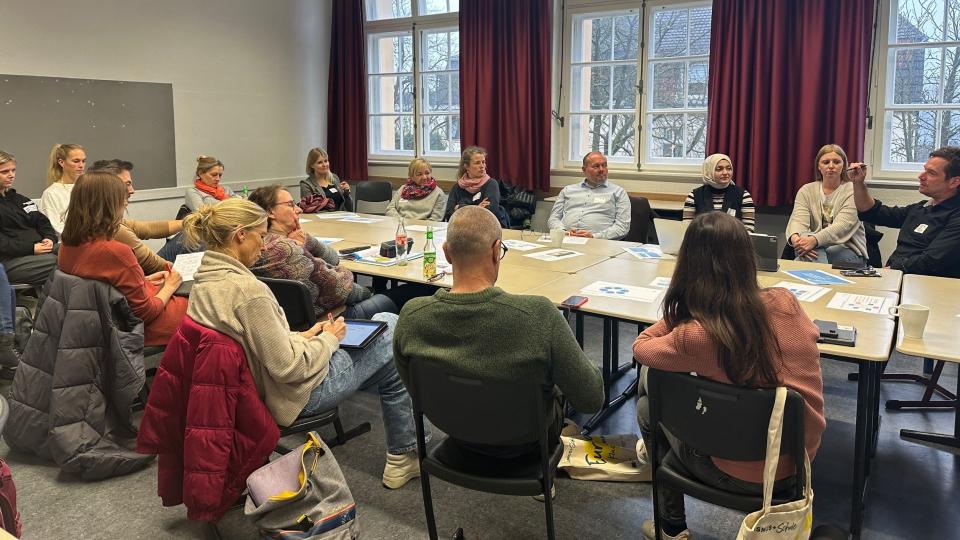 Am 13. November 2024 versammelten sich Lehrkräfte, Schulleitungen, Bildungsexperten und Partner aus ganz Europa im Gymnasium Waldstraße in Hattingen, um im Rahmen des EFFORT-A Netzwerktreffens über zentrale Fragen der internationalen Schulentwicklung zu diskutieren.