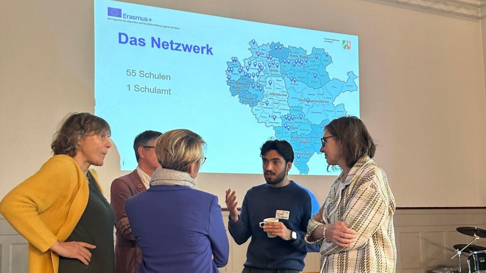 Am 13. November 2024 versammelten sich Lehrkräfte, Schulleitungen, Bildungsexperten und Partner aus ganz Europa im Gymnasium Waldstraße in Hattingen, um im Rahmen des EFFORT-A Netzwerktreffens über zentrale Fragen der internationalen Schulentwicklung zu diskutieren.