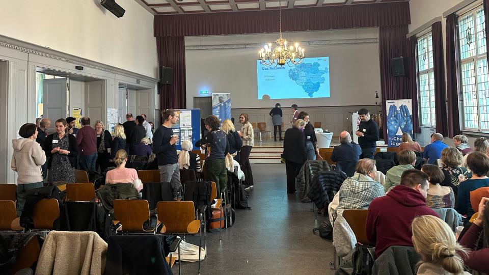 Am 13. November 2024 versammelten sich Lehrkräfte, Schulleitungen, Bildungsexperten und Partner aus ganz Europa im Gymnasium Waldstraße in Hattingen, um im Rahmen des EFFORT-A Netzwerktreffens über zentrale Fragen der internationalen Schulentwicklung zu diskutieren.