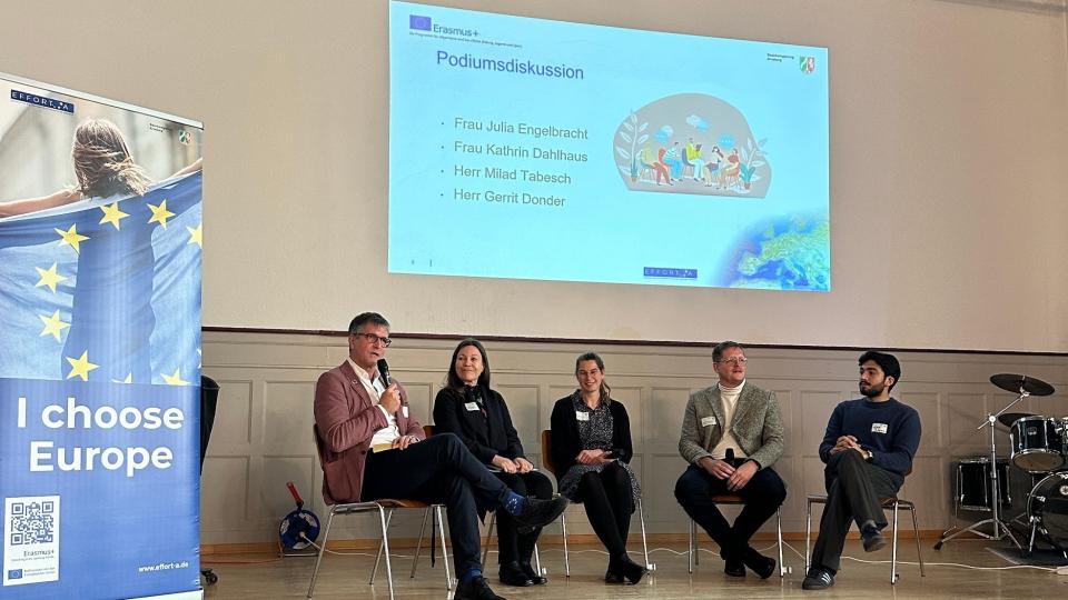 Am 13. November 2024 versammelten sich Lehrkräfte, Schulleitungen, Bildungsexperten und Partner aus ganz Europa im Gymnasium Waldstraße in Hattingen, um im Rahmen des EFFORT-A Netzwerktreffens über zentrale Fragen der internationalen Schulentwicklung zu diskutieren.
