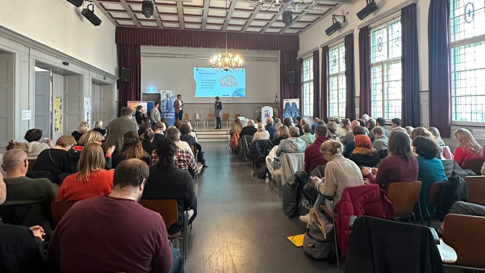 Am 13. November 2024 versammelten sich Lehrkräfte, Schulleitungen, Bildungsexperten und Partner aus ganz Europa im Gymnasium Waldstraße in Hattingen, um im Rahmen des EFFORT-A Netzwerktreffens über zentrale Fragen der internationalen Schulentwicklung zu diskutieren.