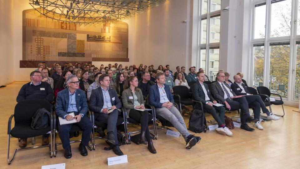 Rund 100 Gäste sind zur regionalen Infrastrukturkonferenz am Mittwoch, 20. November 2024, zur Bezirksregierung nach Arnsberg gekommen. 