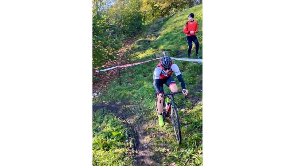 Abgebildet ist eine Fahrradfahrerin auf einem Hügel.