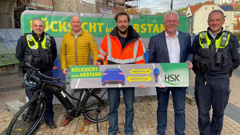 Abgebildet sind von links nach rechts Oliver Köcher (Bezirksbeamter), Hubert Aßhauer (Stadt Marsberg), Christoph Hester (Radverkehrsbeauftragter des HSK), Bürgermeister Thomas Schröder und Hubertus Agel (Bezirksbeamter).