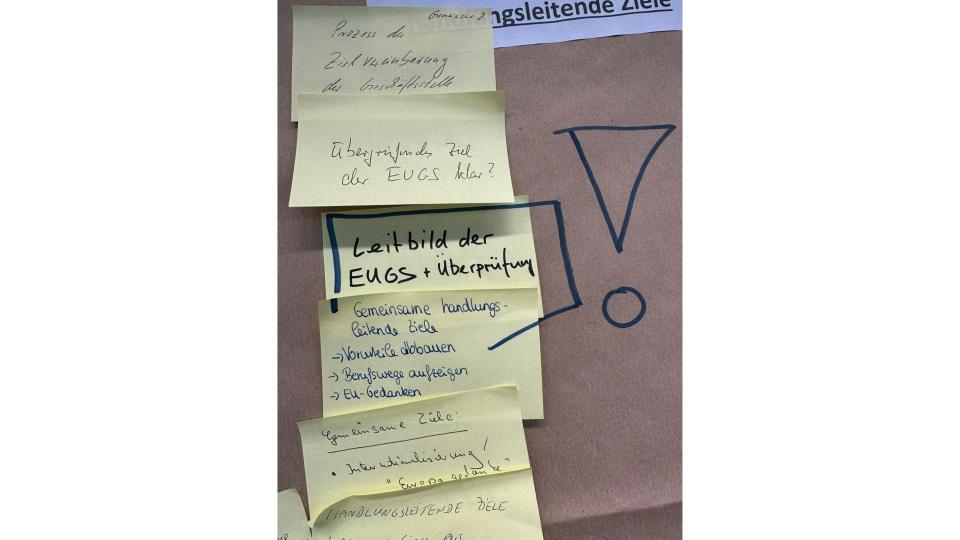 Abgebildet ist eine Pinnwand, auf der die Ziele der Veranstaltung angepinnt sind.