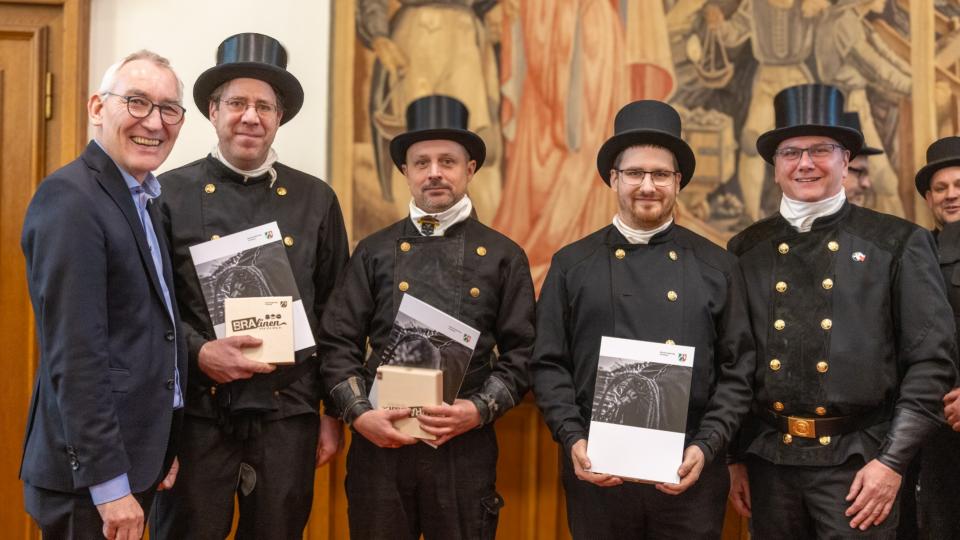Regierungspräsident Böckelühr im Kreise der bestellten Schornsteinfeger