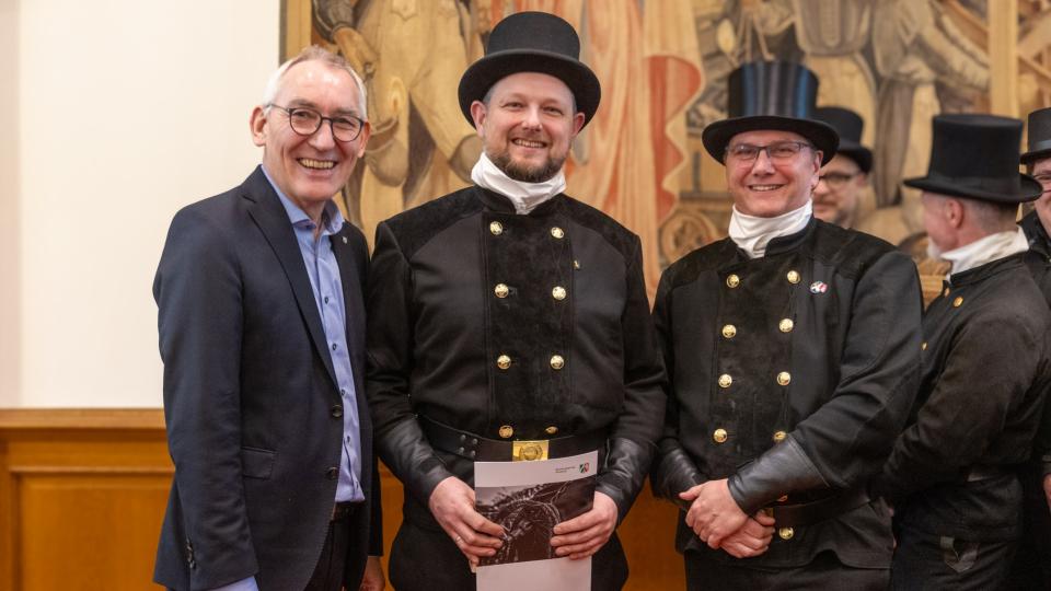 Regierungspräsident Böckelühr im Kreise der bestellten Schornsteinfeger