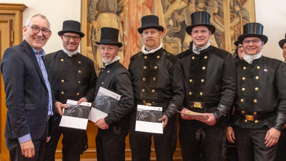 Regierungspräsident Böckelühr im Kreise der bestellten Schornsteinfeger