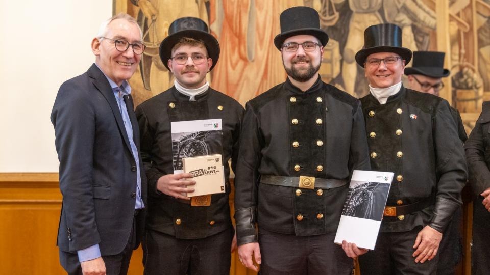 Regierungspräsident Böckelühr im Kreise der bestellten Schornsteinfeger
